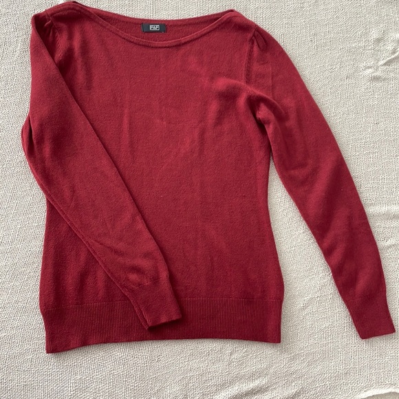 Red sweater, never worn - Picture 1 of 1